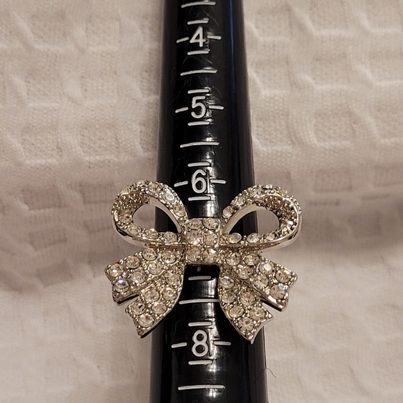GUESS Rhinestone Bow Ring - New Size 7 - Picture 3 of 5